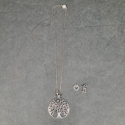 Lot de bijoux en argent comprenant : 1 pendentif "Arbre de v…