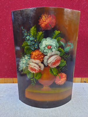 une photo d'un vase contenant des fleurs