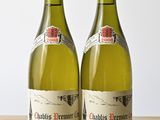 deux bouteilles de vin blanc posées sur une table en bois