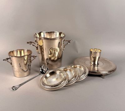 un plateau en argent sur lequel sont disposées des tasses et des cuillères en argent