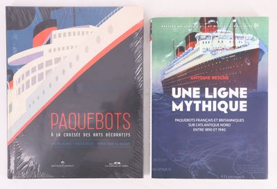 deux livres posés sur une surface blanche, avec un bateau de croisière en arrière-plan
