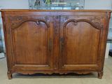 une vieille armoire en bois à deux portes, avec un miroir derrière