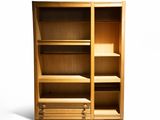 une grande bibliothèque en bois comportant deux étagères de chaque côté