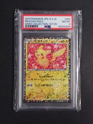 un gros plan d'une carte à collectionner Pokémon dans un emballage en plastique