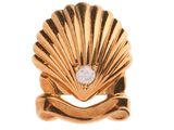 une image montrant un gros plan d'une bague en or sertie d'un diamant
