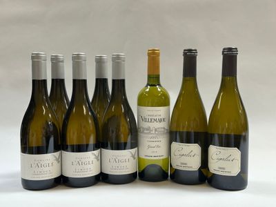 six bouteilles de vin sont alignées sur un fond blanc