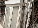 un tas de vieilles fenêtres dans un immeuble en cours de démolition