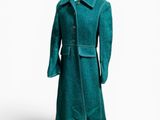 une photo d'un manteau vert pour femme sur un mannequin