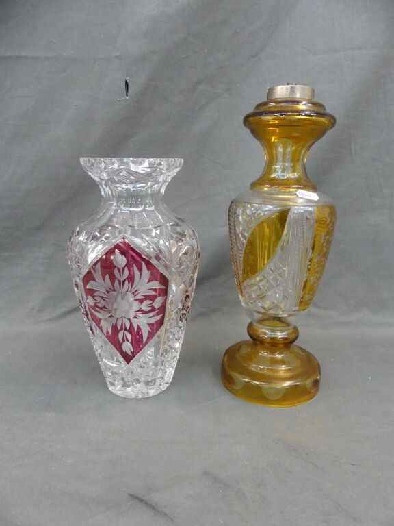 2 vases en verre moulé pressé et teinté dont un monté en lam…