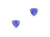 une paire de boucles d'oreilles en tanzanite sur fond blanc