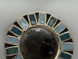 un gros plan d'une bague avec une pierre au centre