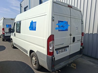 une camionnette blanche garée devant un bâtiment