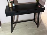 un bureau noir avec un plateau en bois et des tiroirs