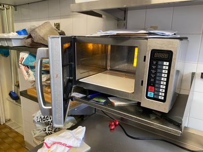 un micro-ondes posé sur le comptoir d'une cuisine