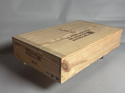 une boîte en bois posée sur une table