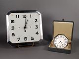 une petite horloge et une boîte contenant une montre