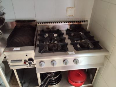 une cuisinière équipée d'un gril, dans une cuisine