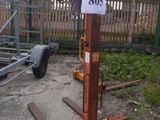 une photo d'un chariot élévateur avec une pancarte indiquant « 805 »