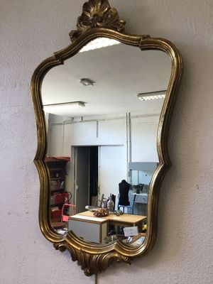 un miroir accroché au mur d'une pièce
