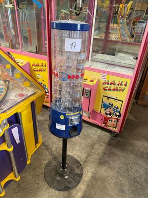 une machine bleue et jaune et une machine rose dans une pièce