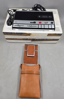 un étui en cuir marron contenant un appareil électronique