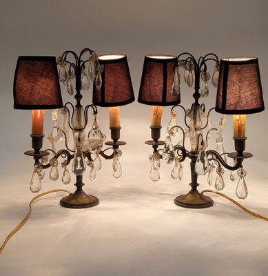 trois lampes posées sur une table sur laquelle se trouve une lampe