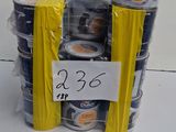 une pile de boîtes de conserve entourées d'un ruban jaune