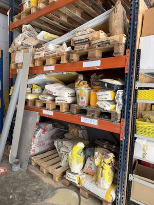 de nombreuses étagères remplies de denrées alimentaires et de fournitures dans un entrepôt