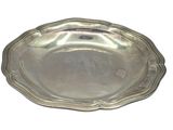 une assiette en argent antique sur fond blanc avec un fond blanc