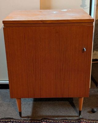 Ancienne table à couture et sa machine à coudre Singer S 700…