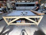 une photo d'un homme travaillant sur une machine dans une usine