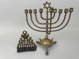 une image représentant une menorah surmontée d'une étoile de David
