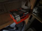une boîte posée sur un objet métallique