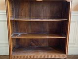 une vieille bibliothèque en bois posée sur un parquet en bois massif