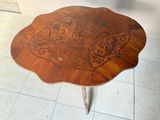 une table en bois ornée d'un motif décoratif