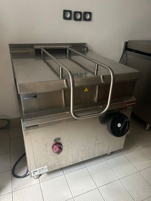 un plan de travail en acier inoxydable dans une cuisine équipée d'un lave-vaisselle