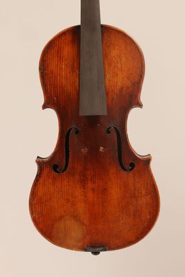 un vieux violon avec un archet accroché à son dos