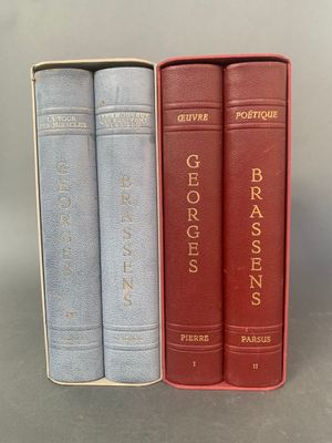 trois livres superposés sur une table