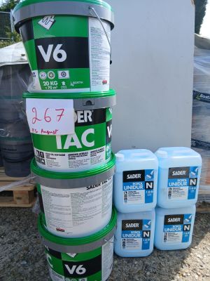 Plusieurs seaux d'eau sont empilés les uns sur les autres devant une palette