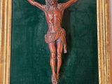 crucifix en bois dans un cadre doré sur fond vert