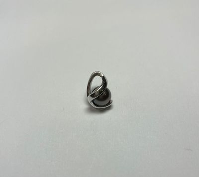 Pendentif en or gris 18K (750/oo) lisse retenant une perle d…