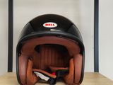un casque posé sur une étagère