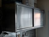 une armoire métallique dotée de deux portes sur le côté