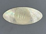une vieille assiette en argent portant un monogramme sur un fond gris