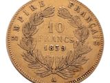 un gros plan d'une pièce de monnaie ornée d'une couronne