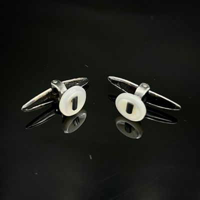 paire de boutons de manchette en argent avec des yeux en nacre
