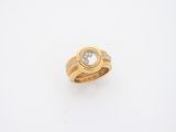 gros plan d'une bague en or avec un diamant blanc
