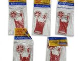 quatre sachets contenant un assortiment de brosses à dents rouges et blanches sur fond blanc
