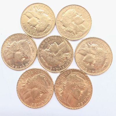 six pièces de monnaie différentes en livres sterling disposées en triangle
