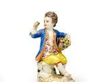 deux figurines représentant un homme et une femme avec un panier de fleurs